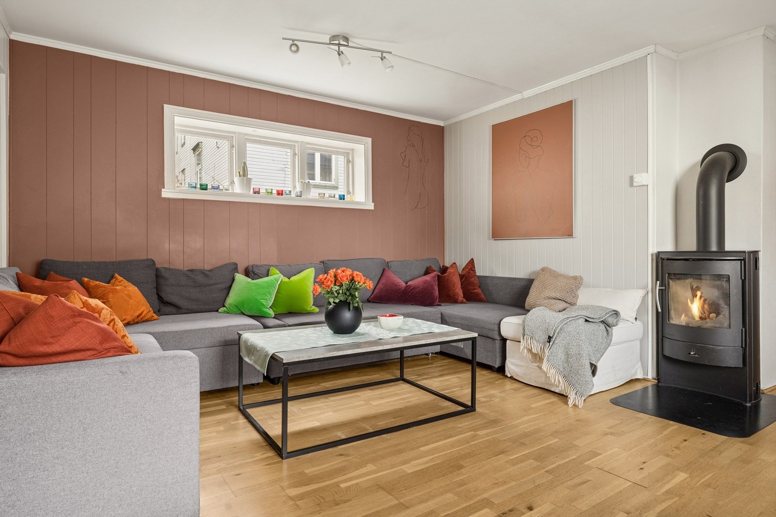 Lys og luftig stue med flere soner. Galleribilde