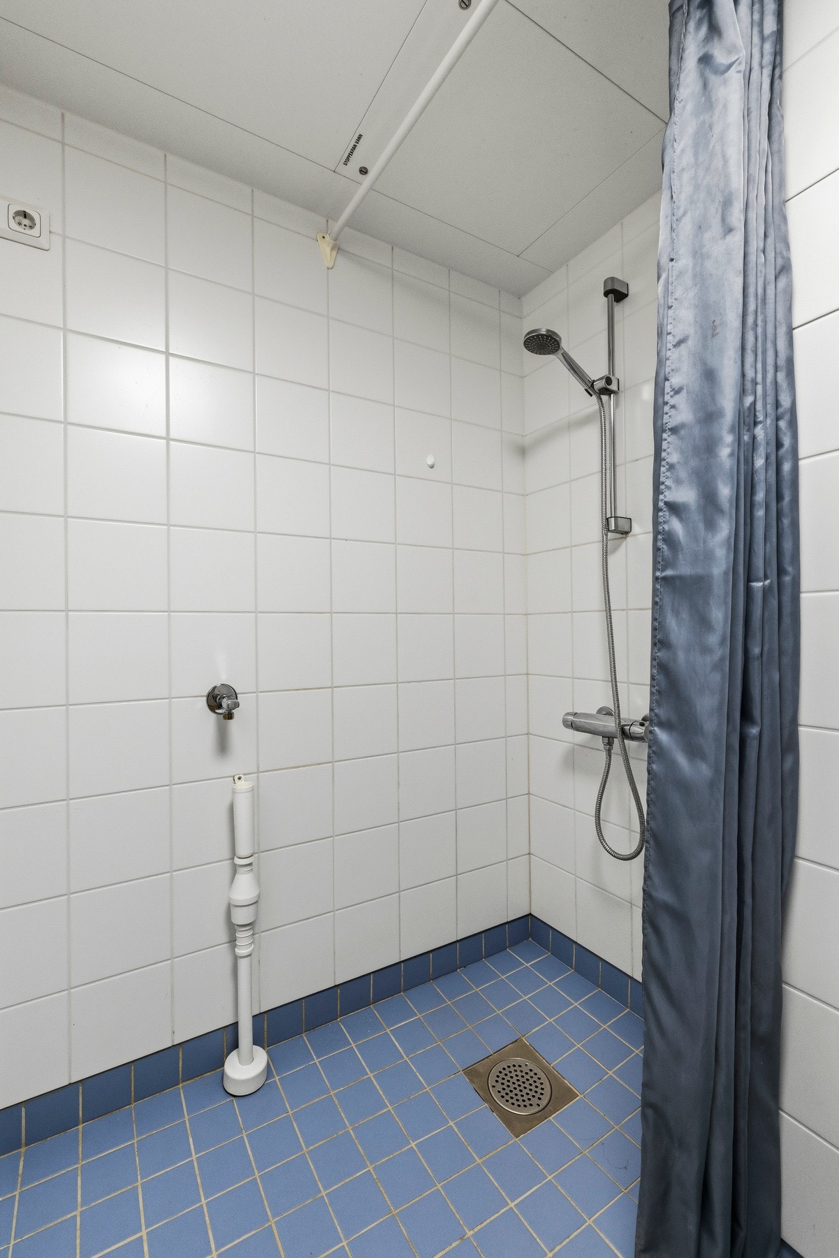 Badet har opplegg for vaskemaskin og dusj. Galleribilde