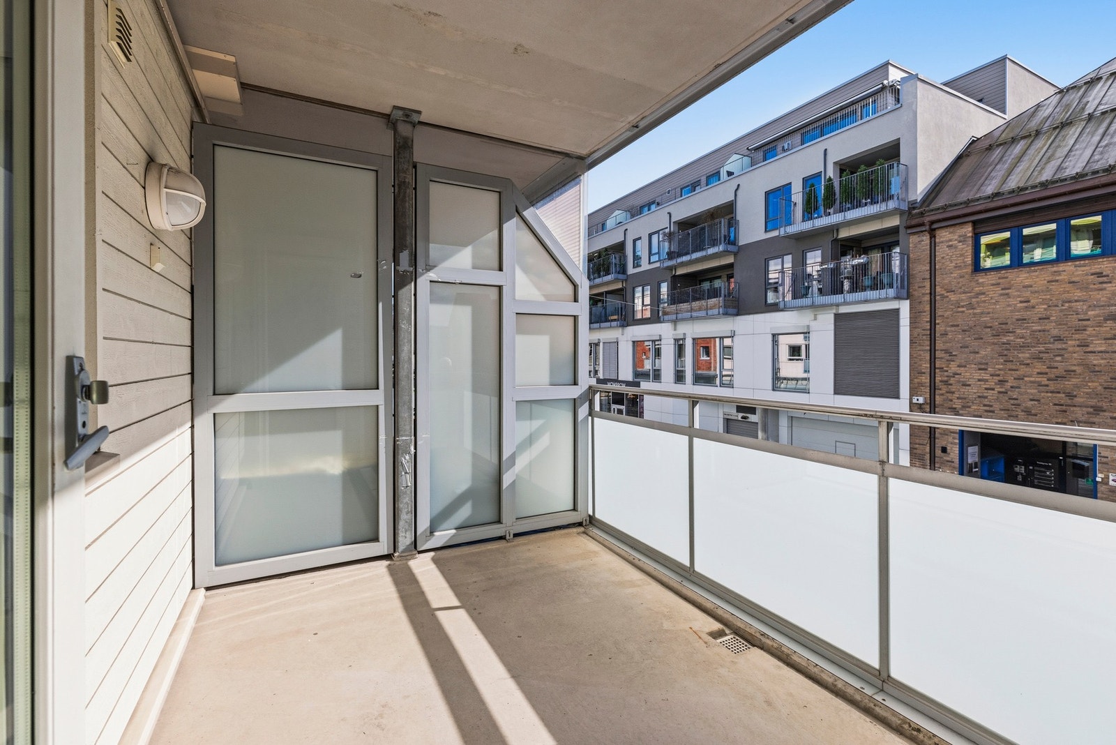 Fra stuen er det utgang til leilighetens balkong. Galleribilde