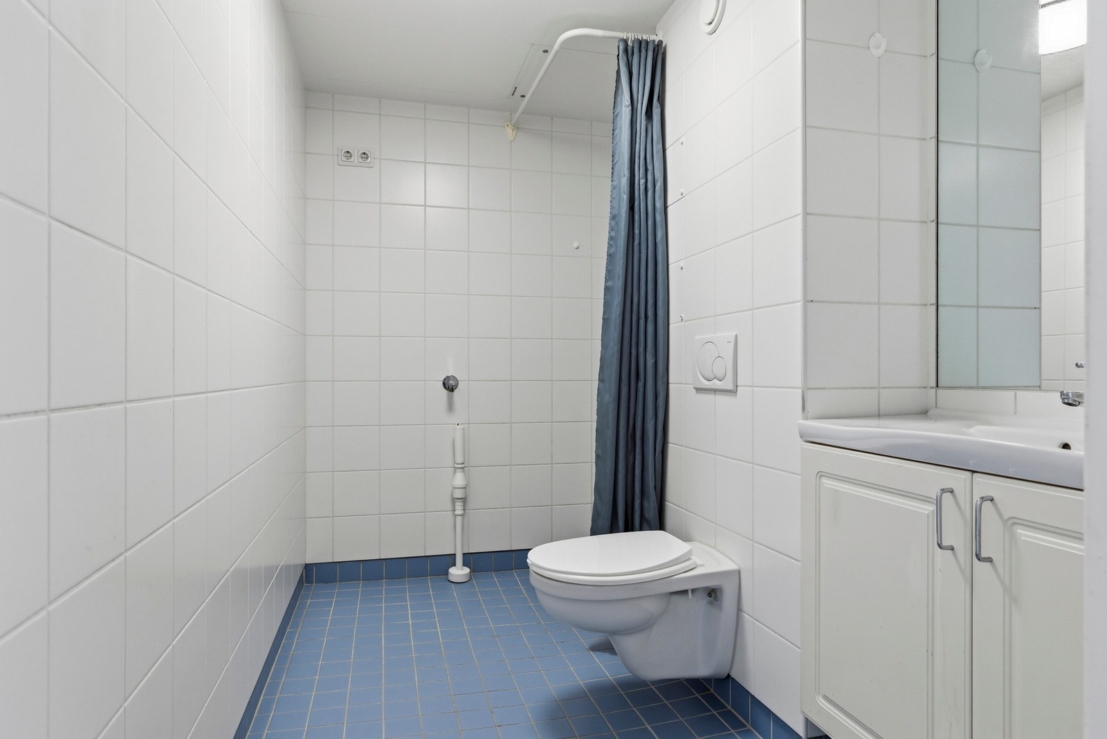 Badet er fra byggår, og har flislagte flater på gulv og vegger. Galleribilde