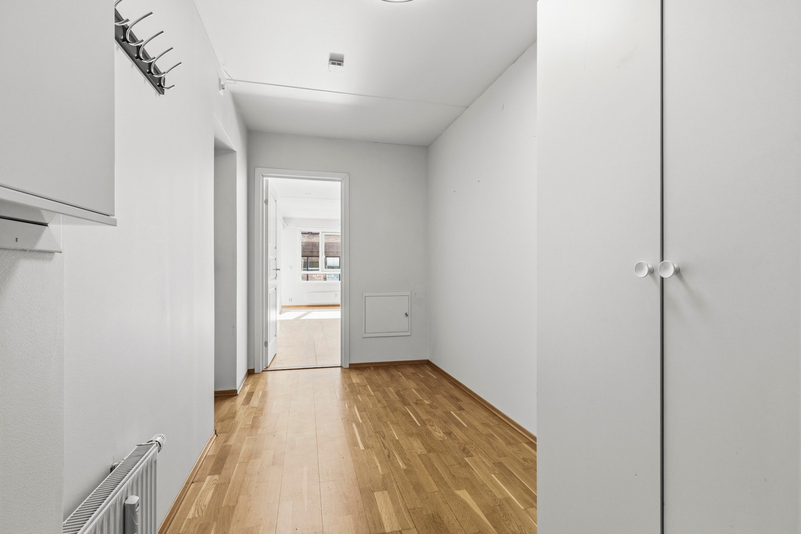 Gang har et medfølgende garderobeskap, og ellers god plass for oppbevaring av sko og ytterkklær. Galleribilde