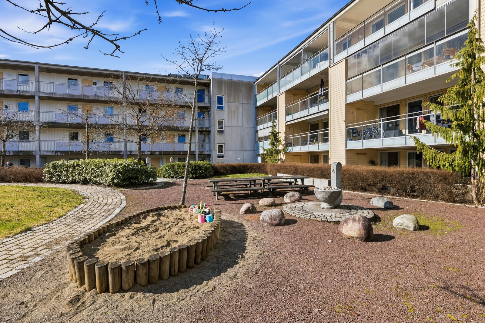 Sameiet har et pent opparbeidet atrium/fellesområde. Galleribilde