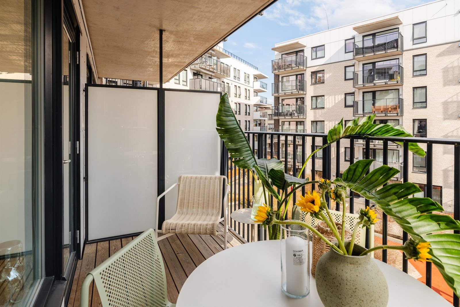 Balkongen vender inn mot et flott og skjermet gårdsrom, og byr på en hyggelig uteplass med gode solforhold og rom for avslapning. Galleribilde
