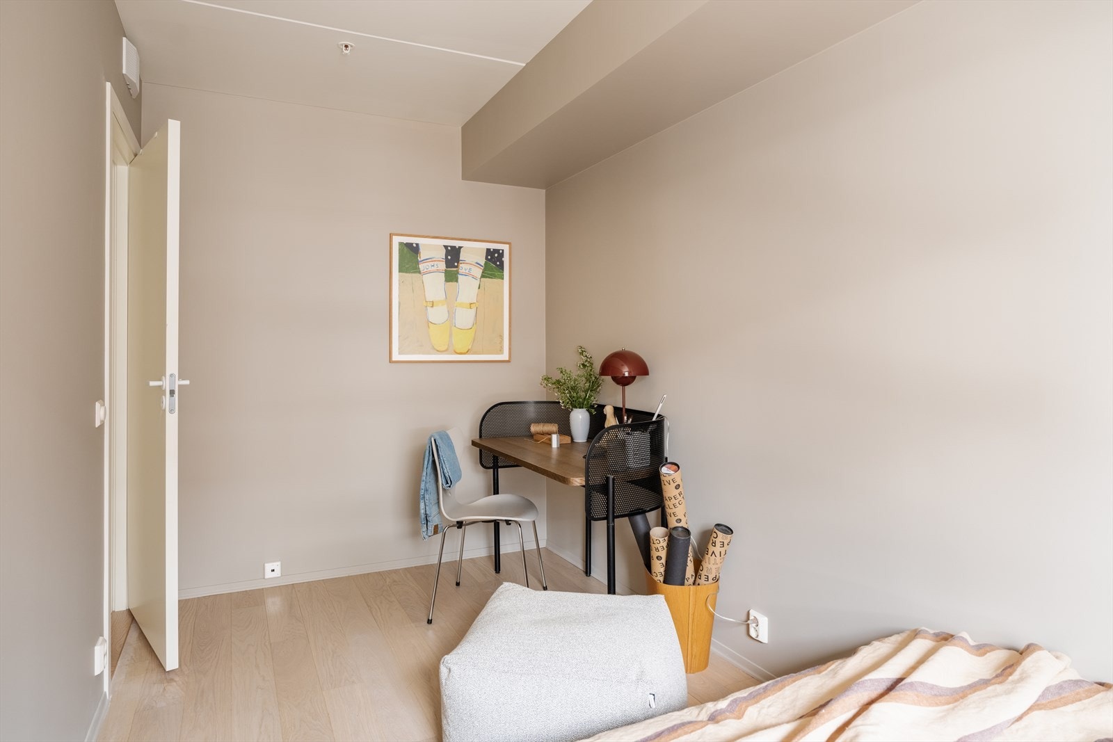 Her er det god plass til skrivepult, noe som gir fine muligheter for hjemmekontor eller studieplass. Galleribilde