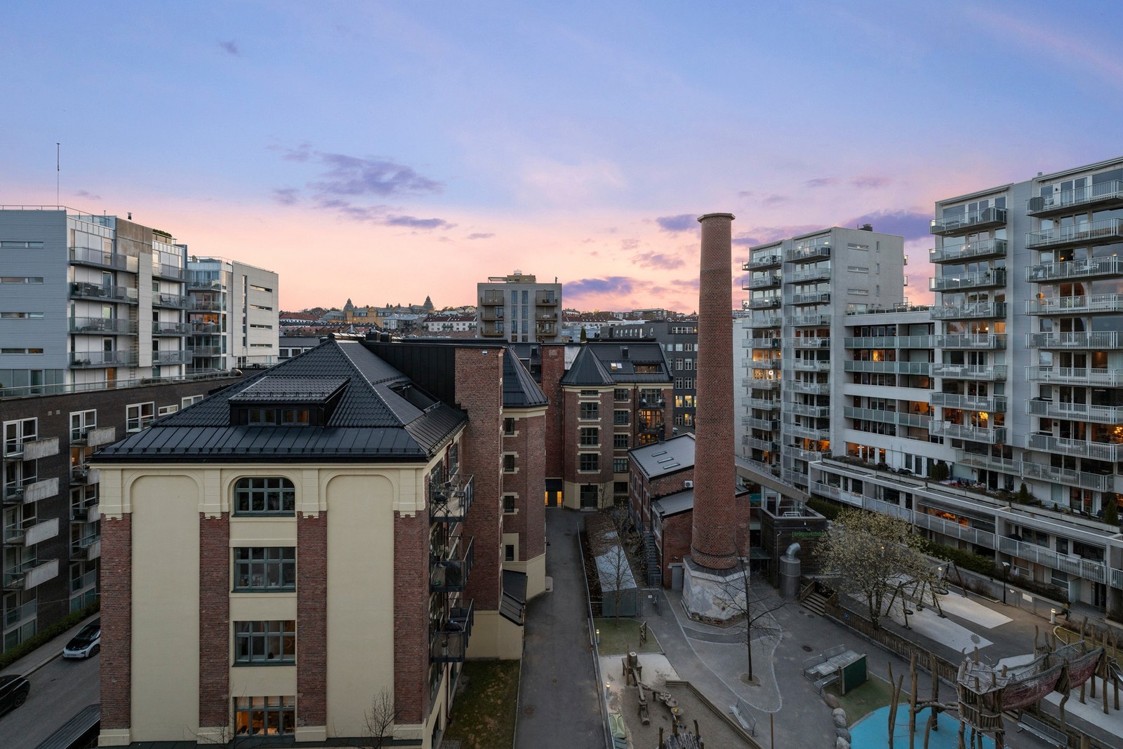 Fortrinnsrett til plass i Læringsverkstedet Waldemars barnehage, som ligger rett utenfor eiendommen i rolige og skjermede omgivelser. Galleribilde