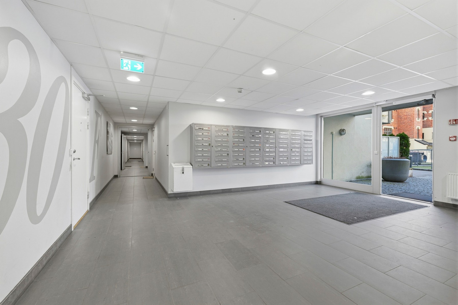 Pent og velholdt inngangsparti med postkasser. Galleribilde