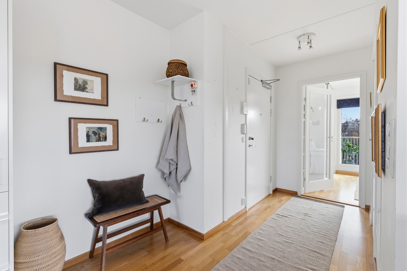 I gangen er det plass til benk og knagger, med mulighet for å etablere garderobeskap. Galleribilde
