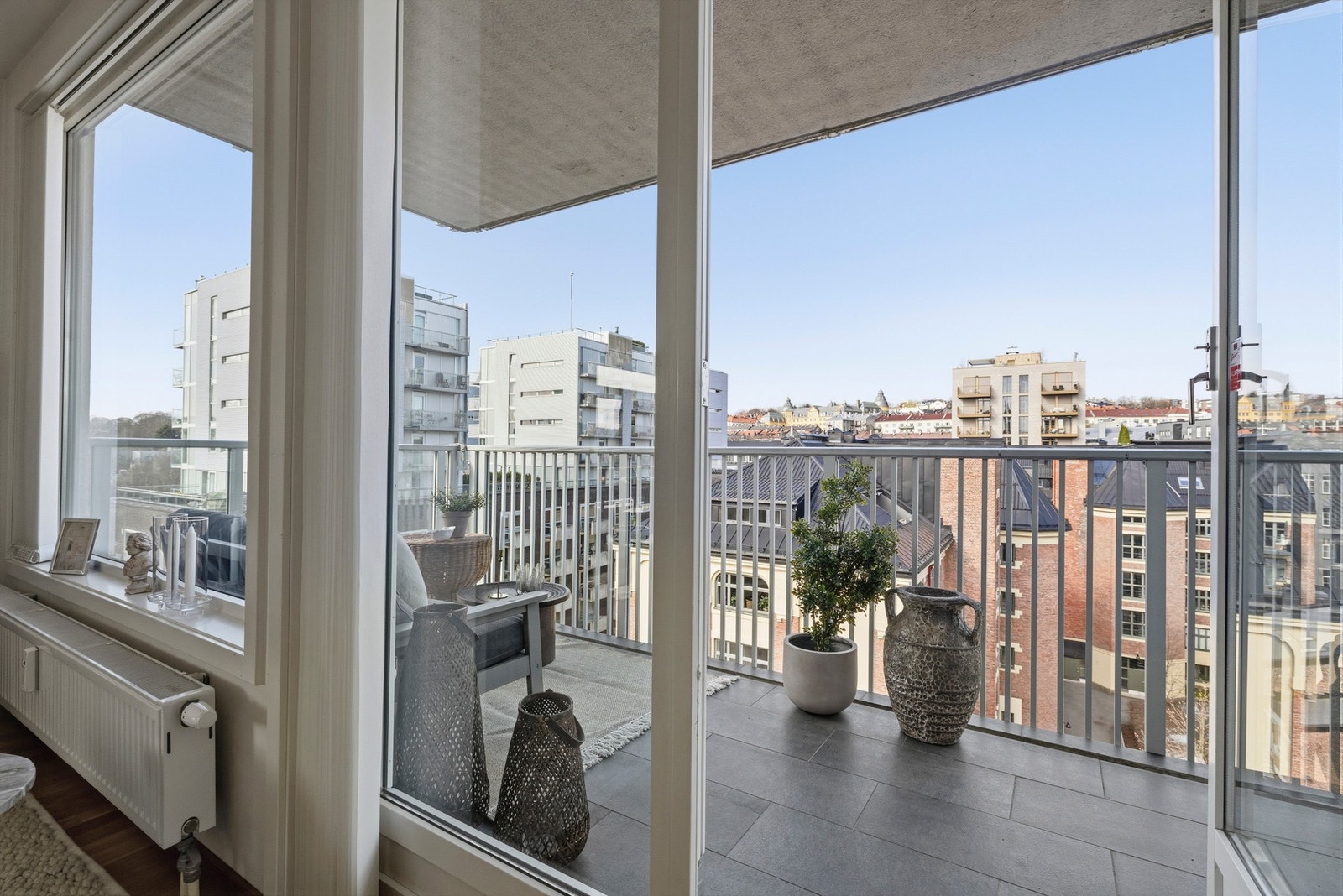 Stuen har utgang til en hyggelig nordvestvendt balkong på ca. 10,2 kvm. Galleribilde