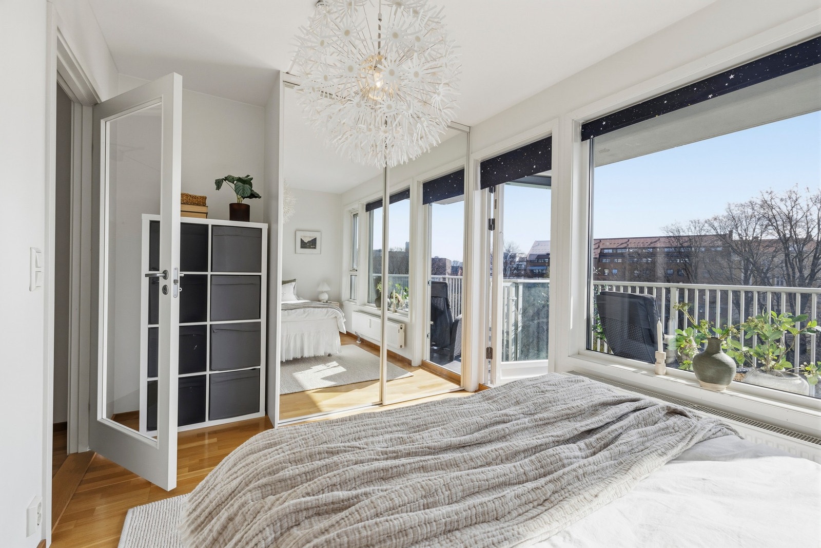 Rommet har gode oppbevaringsmuligheter med garderobeløsning. Galleribilde