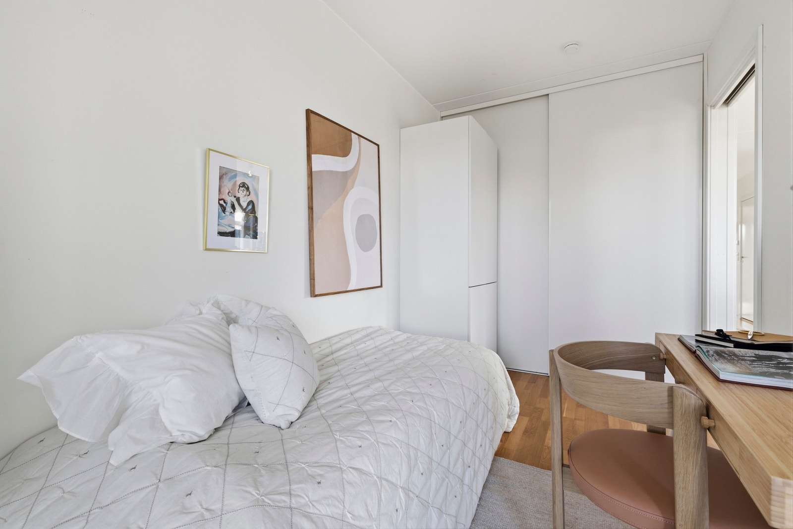 Garderobe og direkte tilgang til innvendig bod gir gode oppbevaringsmuligheter. Galleribilde