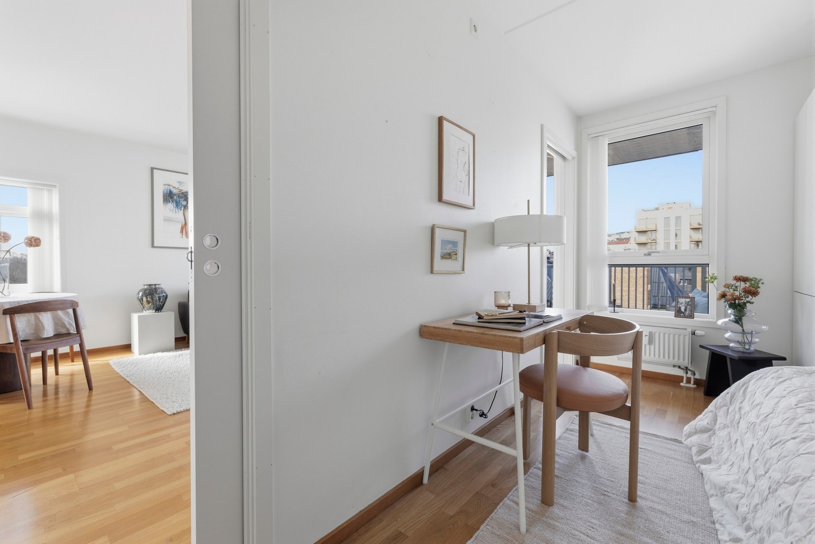 Soverommet har gjennomgående adkomst fra to sider (lailaløsning), som gir en praktisk og fleksibel løsning. Galleribilde