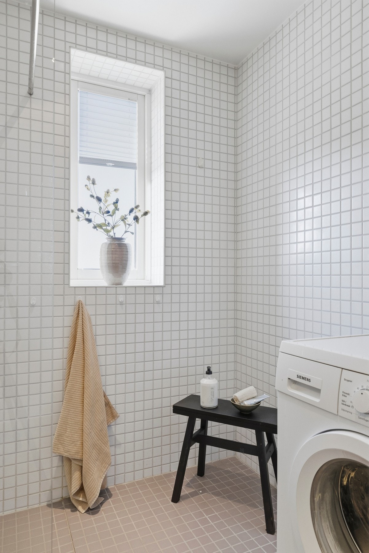 Bad med vannbåren gulvvarme, dusjhjørne og opplegg for vaskemaskin. Galleribilde