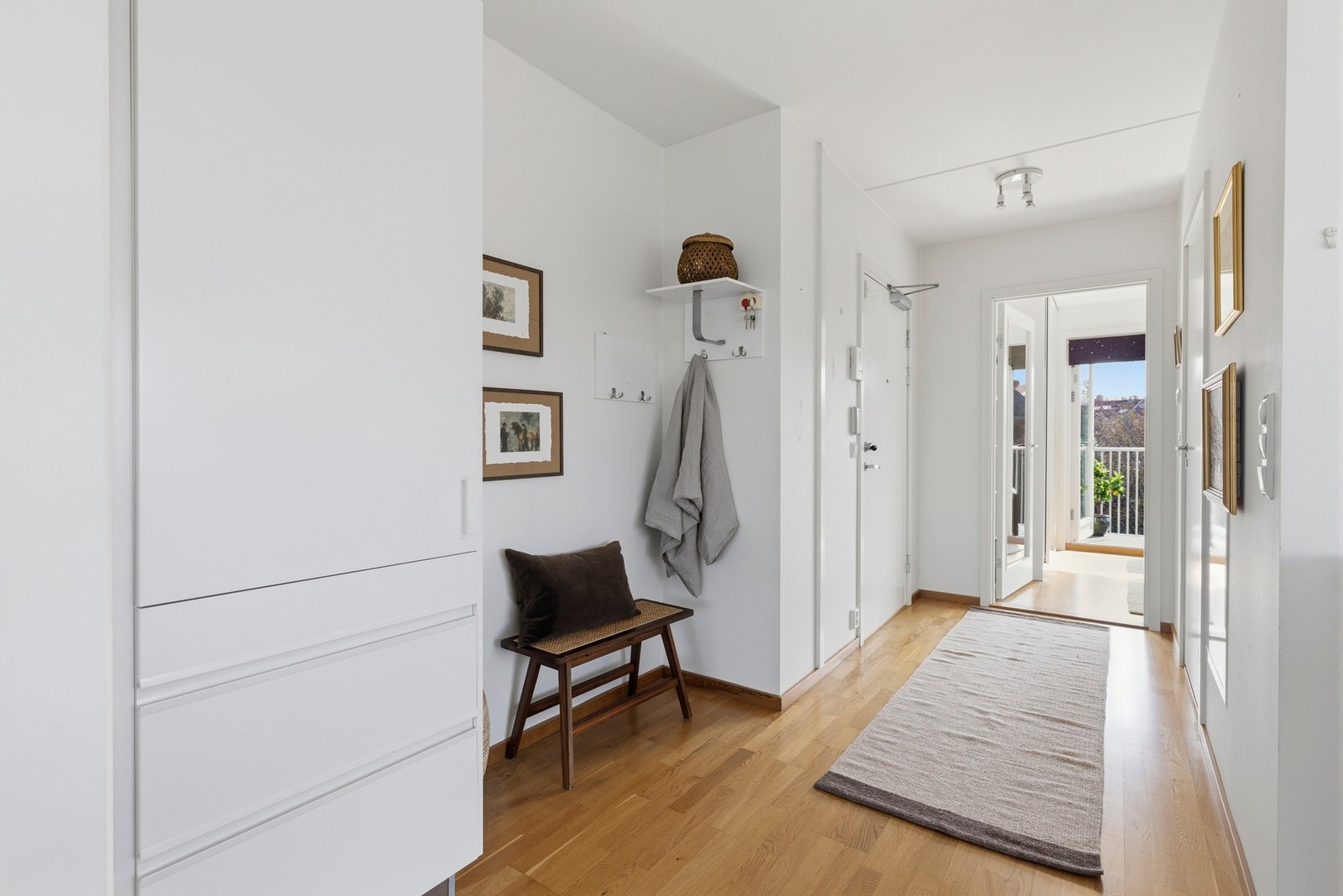 Leiligheten ligger fint til i byggets 8. etasje, med enkel adkomst via heis og trappegang. Galleribilde