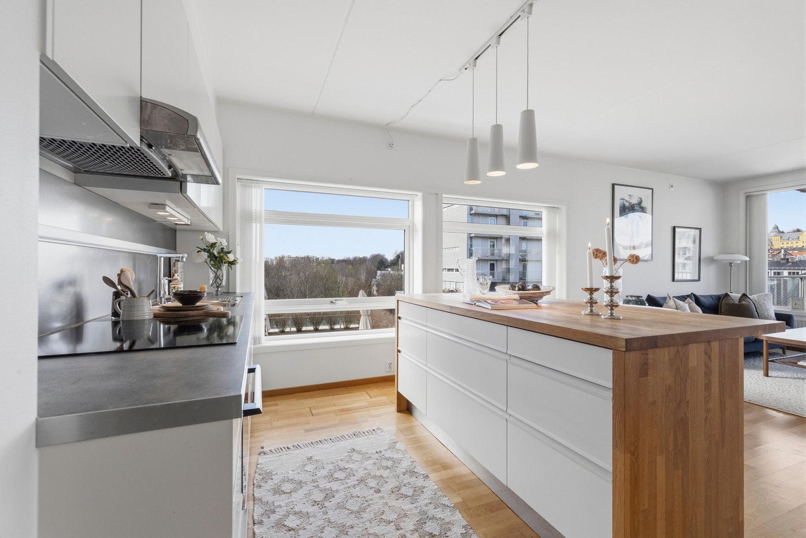Kjøkkenet er godt utstyrt med induksjonstopp, stekeovn, oppvaskmaskin og kombinert kjøl og fryseskap. Galleribilde