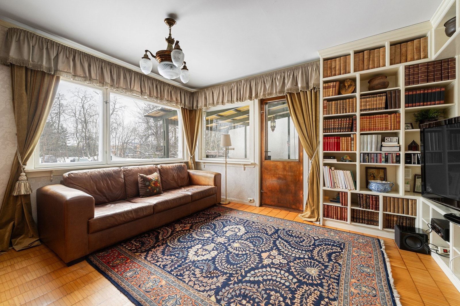 Stuen har flere soner og innbyr til store sammenkomster. Galleribilde