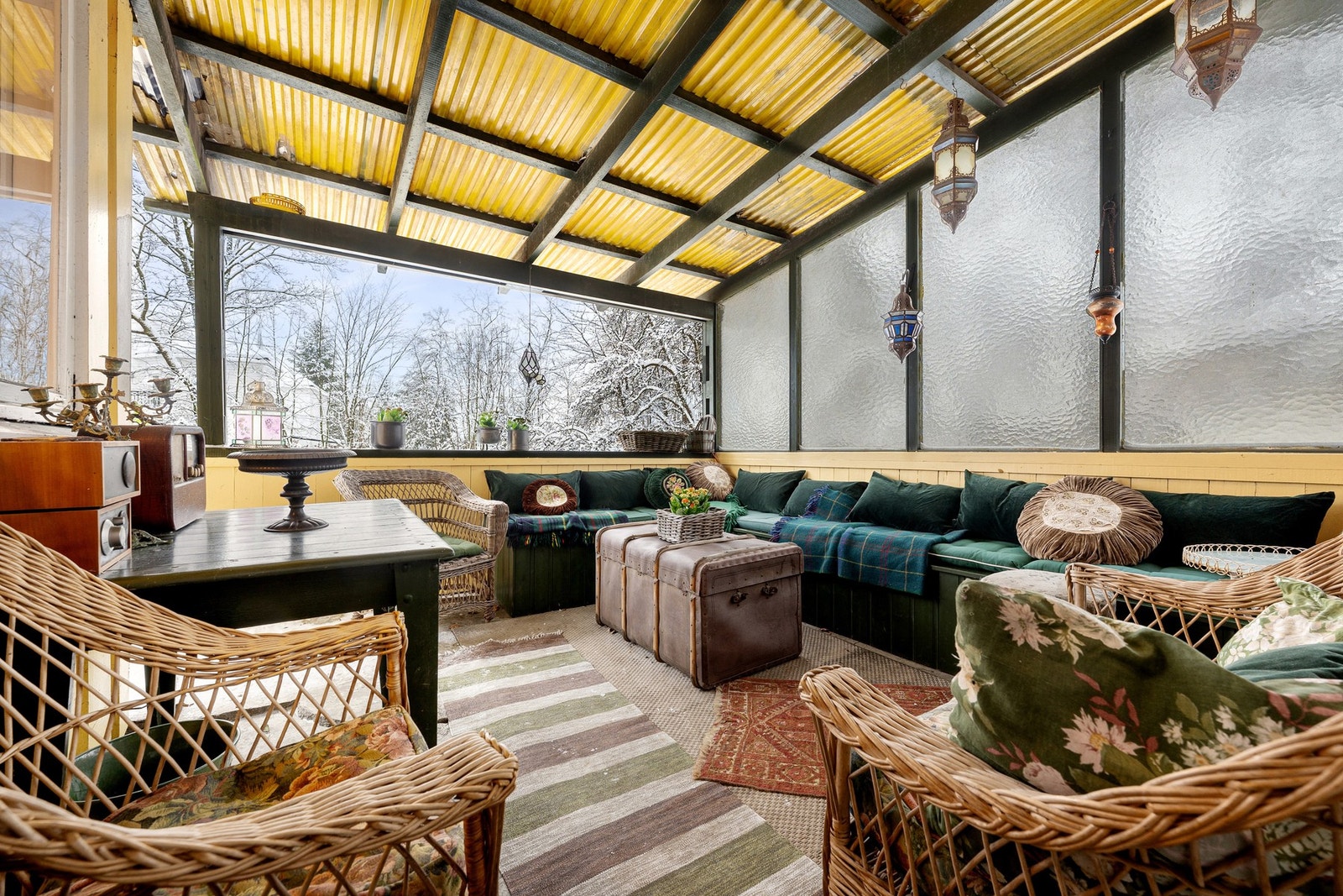 Fra stuen er det adkomst til vestvendt, overbygget og delvis innglasset terrasse. Galleribilde