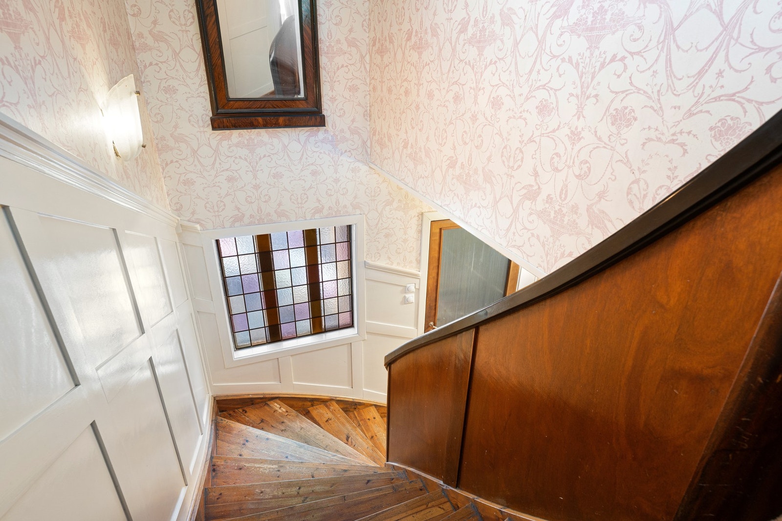 Videre opp i 2.etg finner vi fire soverom, bad og WC. Galleribilde