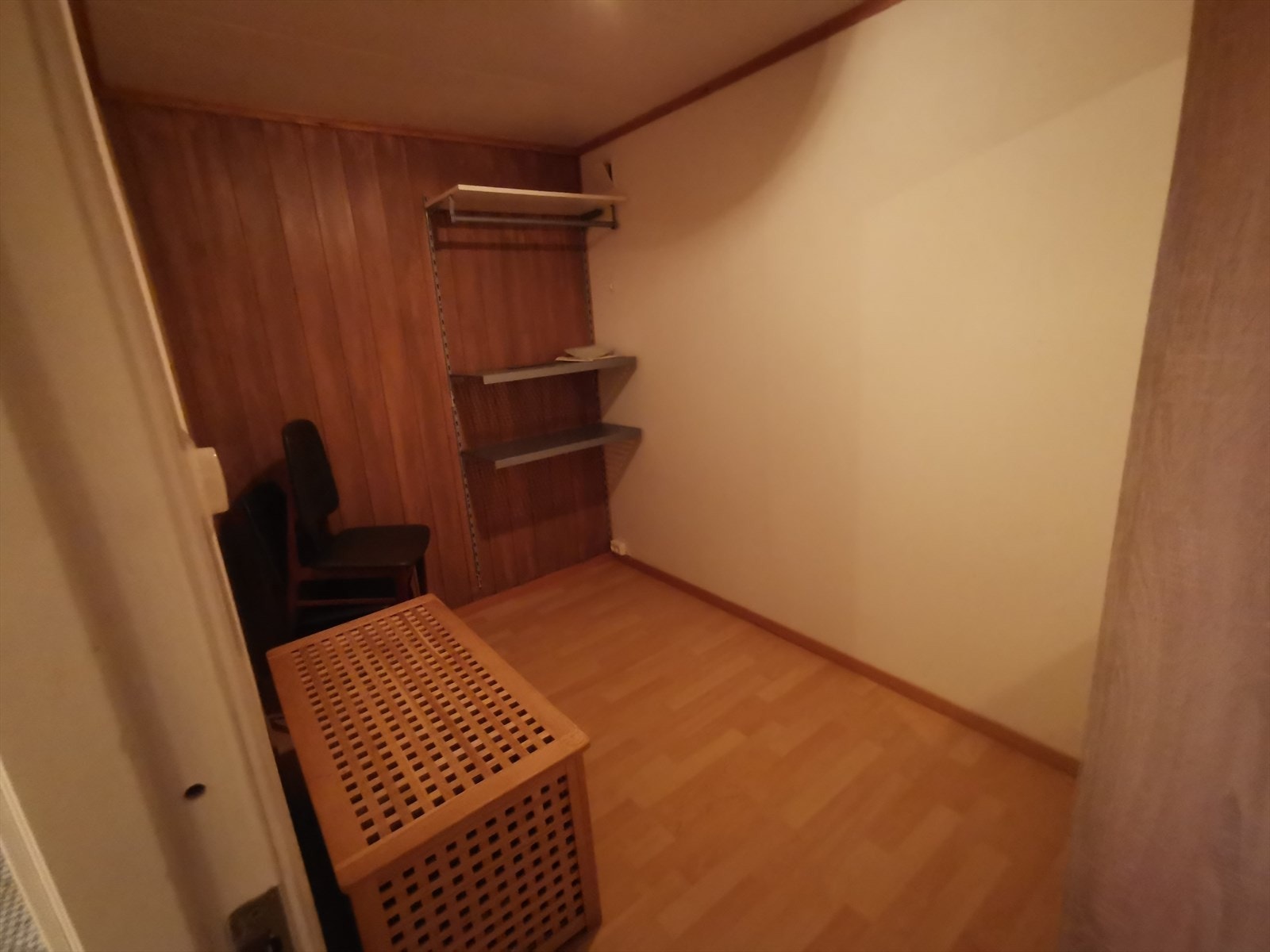 Bodrom ved soverom som er overflatebehandlet og har mange bruksmuligheter. Ikke vindu i rommet. Galleribilde