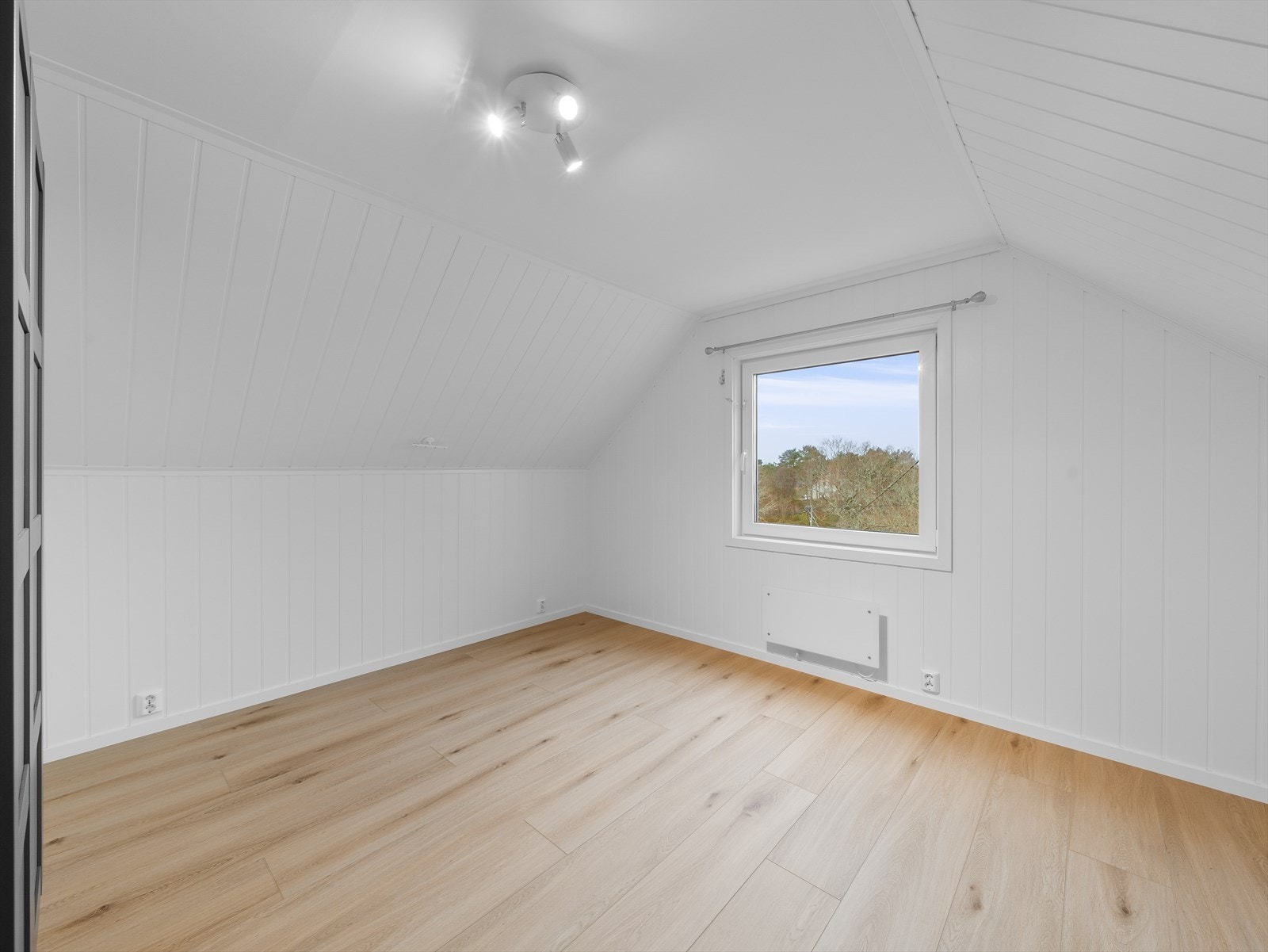 Soverom 2: Romslig soverom i 2. etasje med god plass til å innrede med dobbeltseng og nattbord. Galleribilde