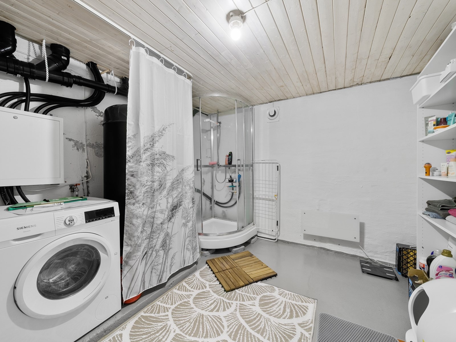 Opprinnelig vaskerom i u. etasje med dusjkabinett. Galleribilde