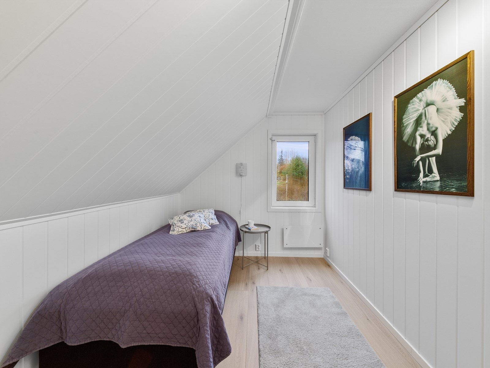 Soverom 3: Soverom i 2. etasje med nye overflater. Passer perfekt til barnerom/ungdomsrom. Galleribilde