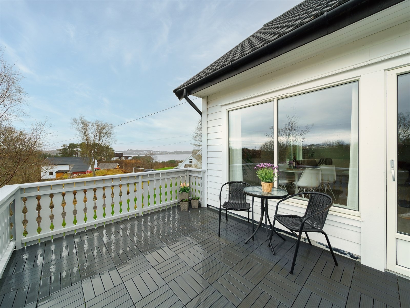 Fra stue er det utgang til solrik terrasse. Galleribilde