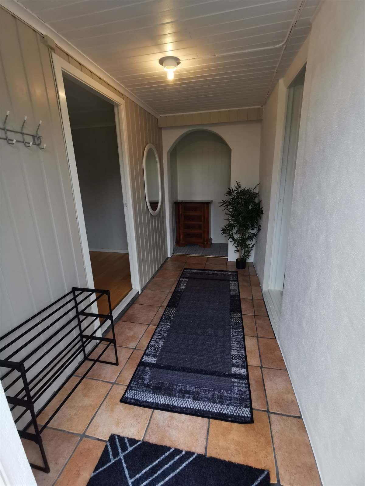 Entré med oppheng for yttertøy og sko. Galleribilde