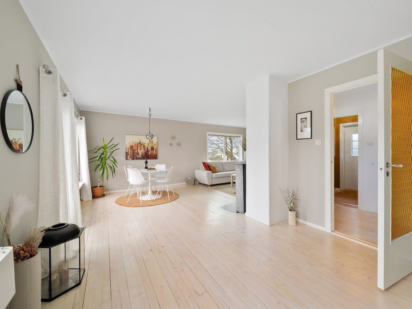 Lys og romslig stue med god plass til å innrede med sofagruppe, spisebord og en hyggelig lesekrok. Galleribilde