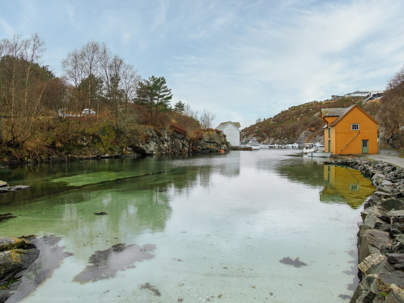 Kort gangavstand fra eiendommen ned til sjø med gode bademuligheter. Galleribilde