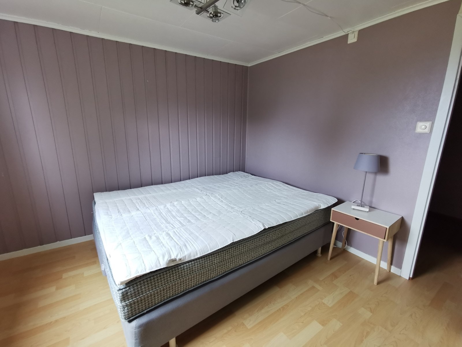 Romslig soverom i u. etasje med inngang til bod. Galleribilde