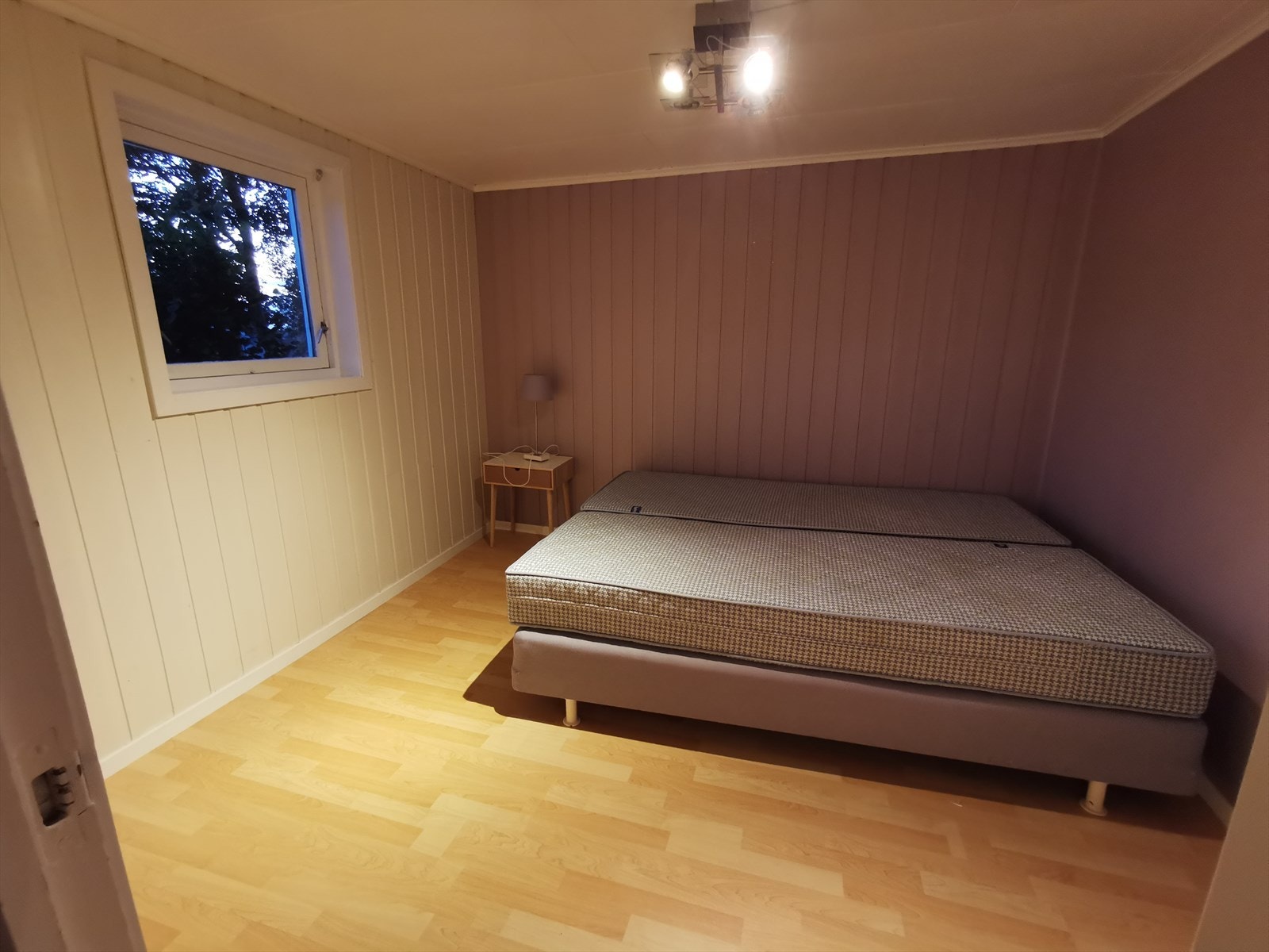 Det er god plass på soverommet til å innrede med dobbeltseng, nattbord og skrivepult. Galleribilde