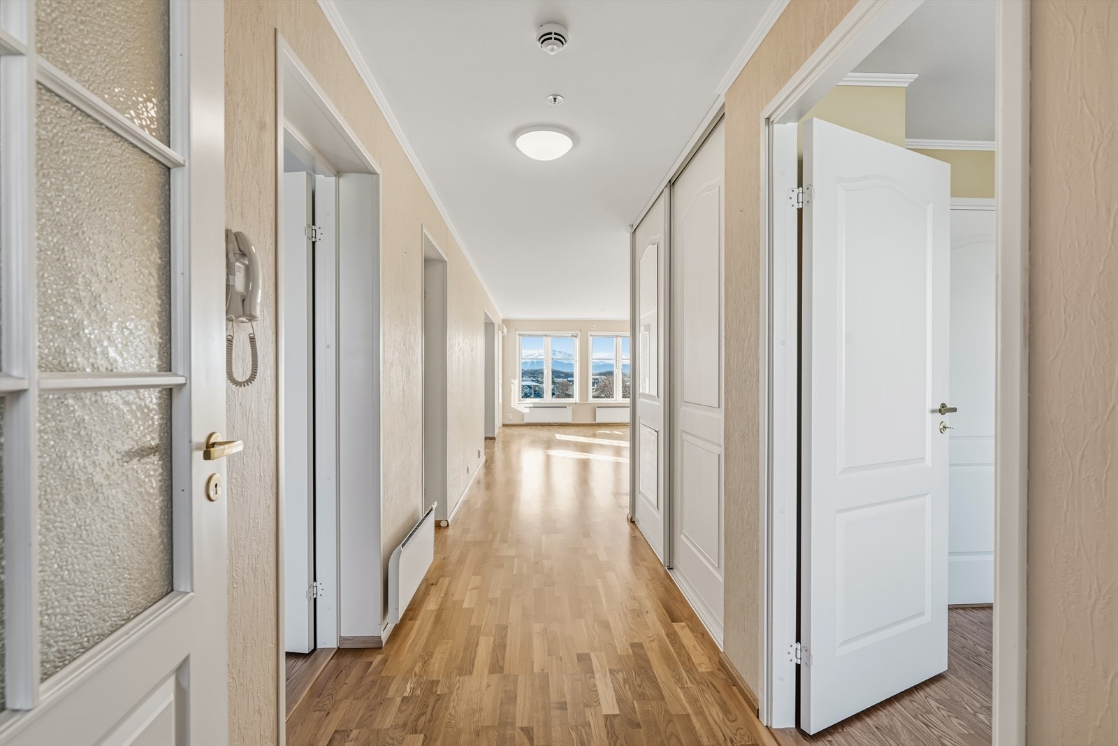 Velkommen inn - Gangen har adkomst til begge soverommene, badet og inn i stuen Galleribilde