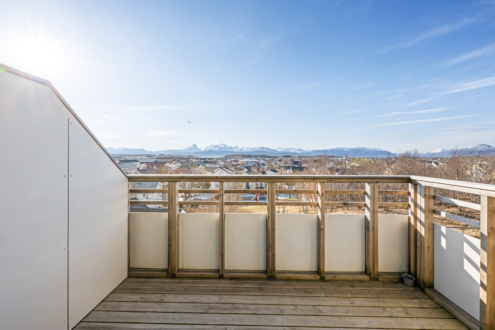 Herfra nyter du svært gode solforhold og en nydelig utsikt over bl.a. Børvasstindan, friområdet på Zefyrhaugen m.m. Galleribilde
