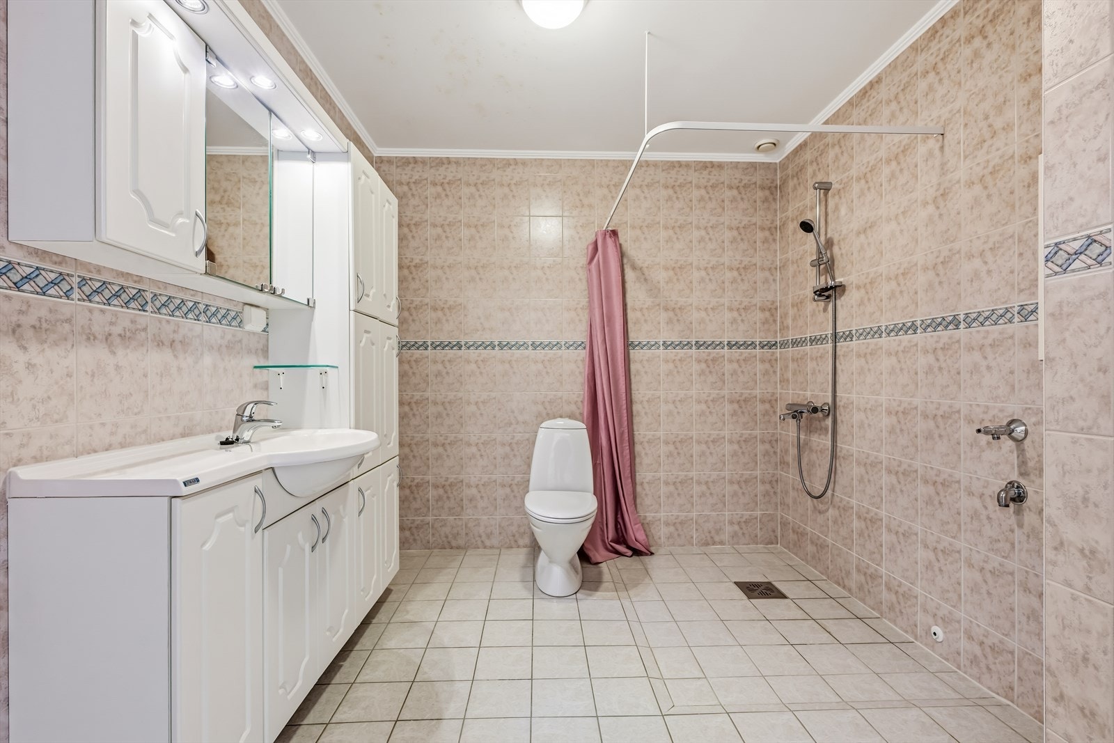 Badet er utført med flislagte overflater og har elektriske varmekabler til oppvarming. Galleribilde