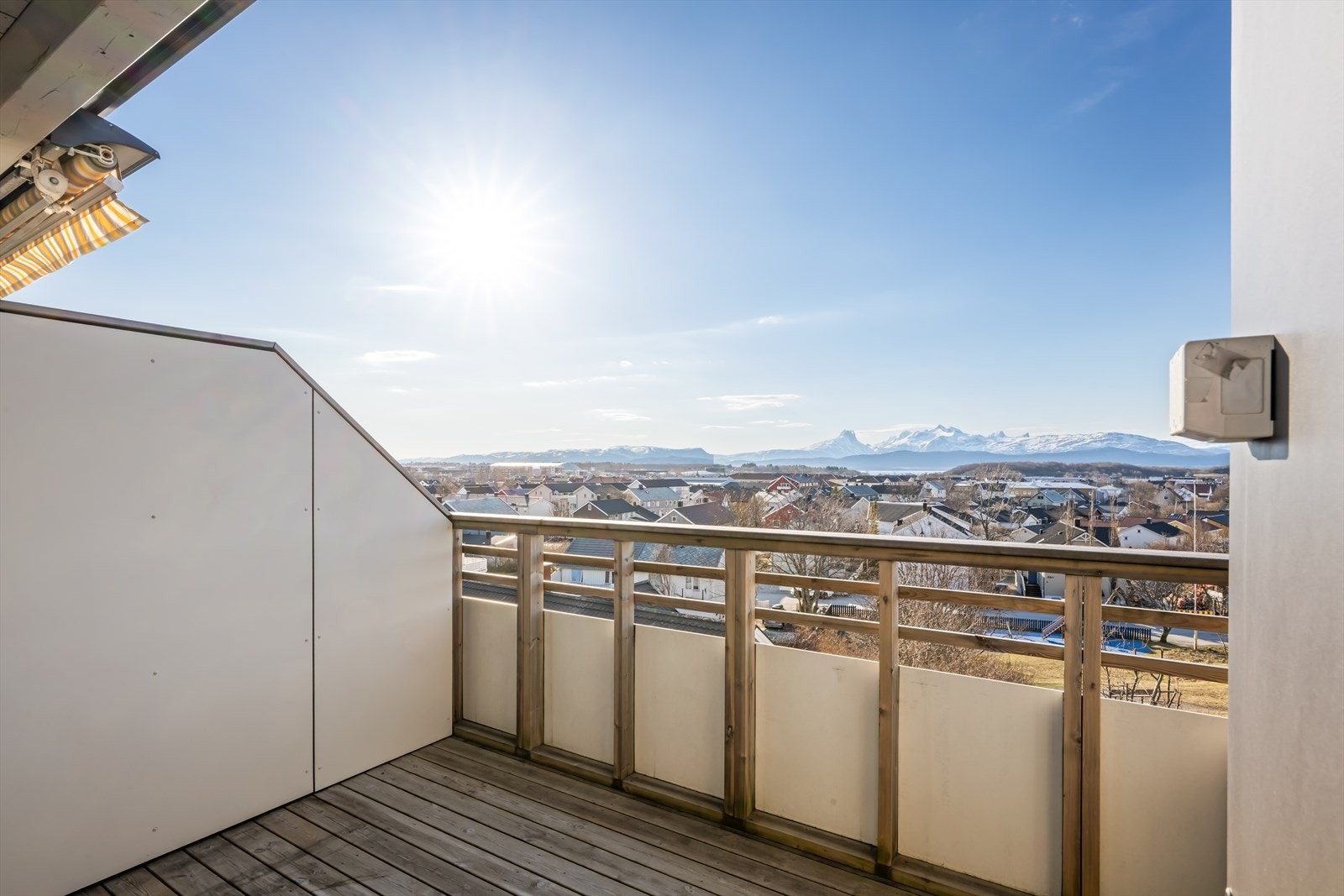 Fra stuen er det utgang til den sørvendte balkongen. Det er levegg/skillevegg mot nabo som gjør balkongen lunere. Galleribilde