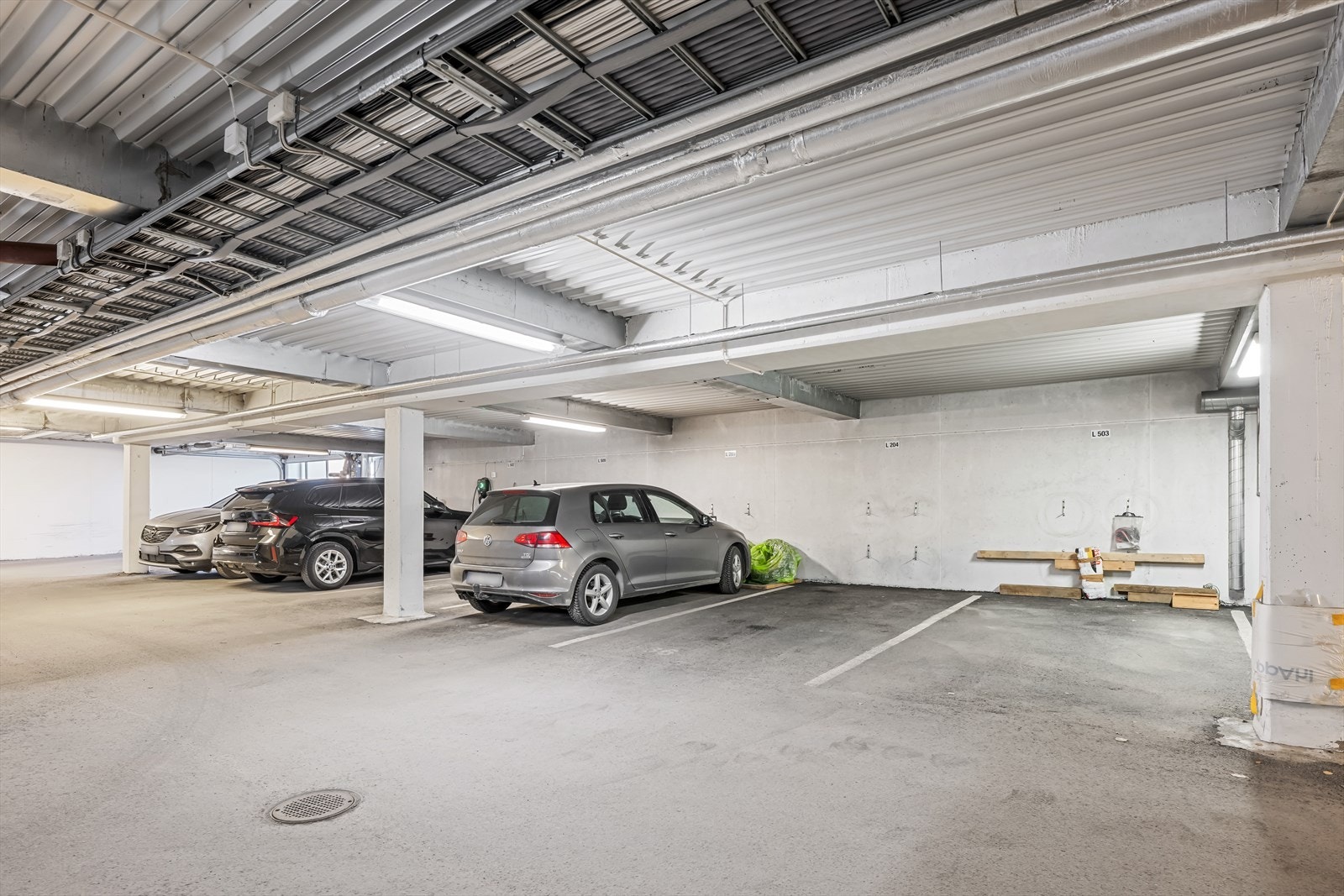 Leiligheten disponerer fast parkeringsplass i felles garasjeanlegg. Galleribilde