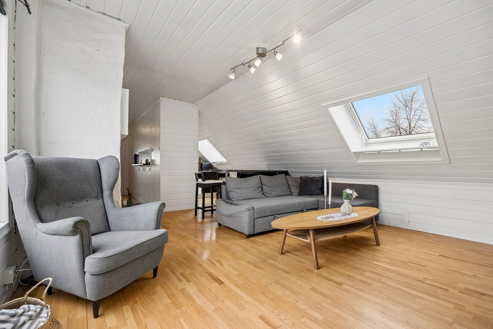 Lys stue med god takhøyde. Her er det gode møbleringsmuligheter. Galleribilde