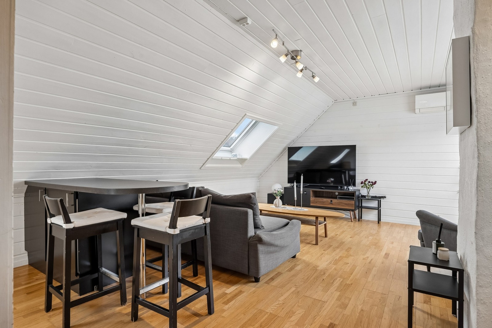 Stuen fremstår moderne og innbydende med gode lysforhold og praktisk utforming. Galleribilde