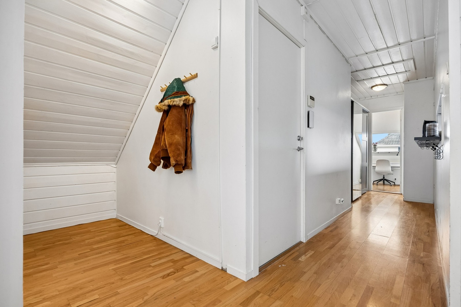 Lys entré med god plass til oppbevaring av yttertøy. Galleribilde