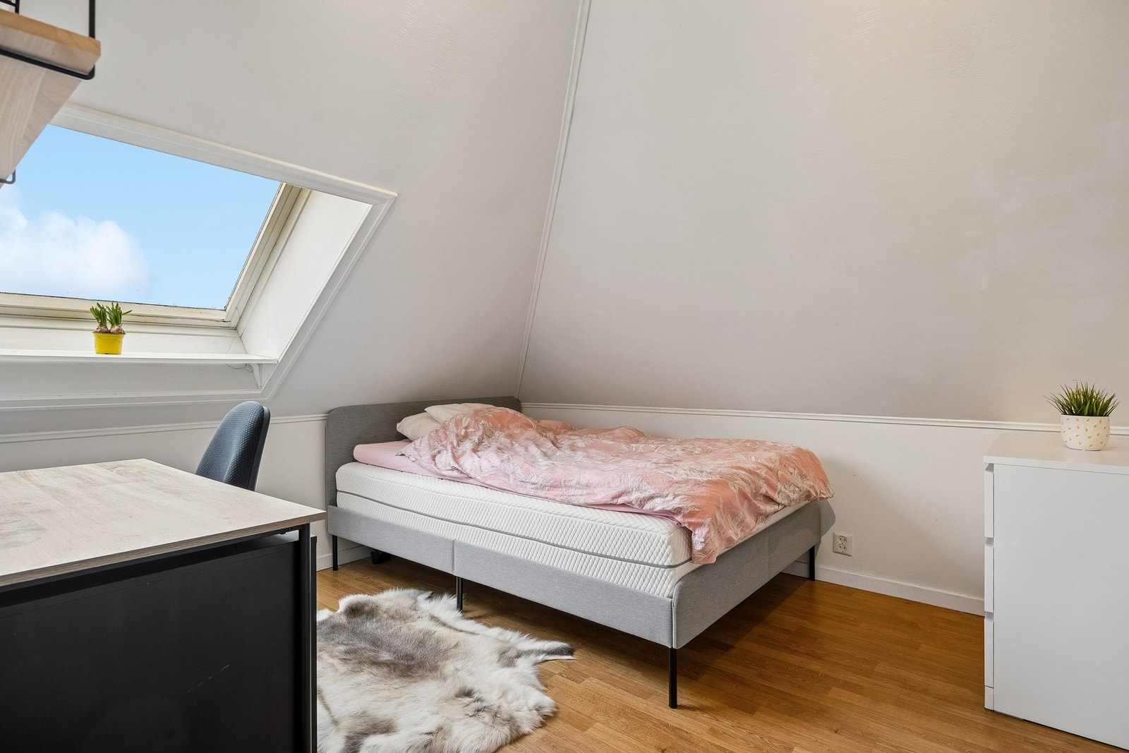 Romslig soverom med god plass til seng og oppbevaring. Galleribilde
