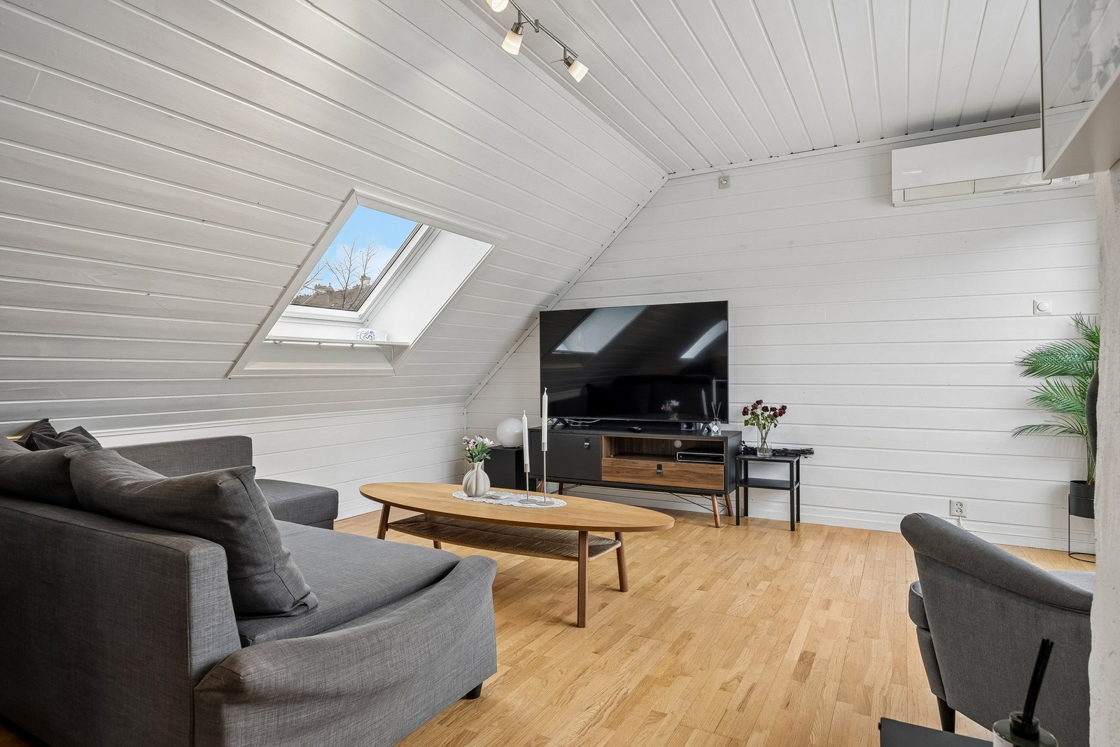 Stuen er malt i klassiske farger, som setter et fint preg over leiligheten. Galleribilde