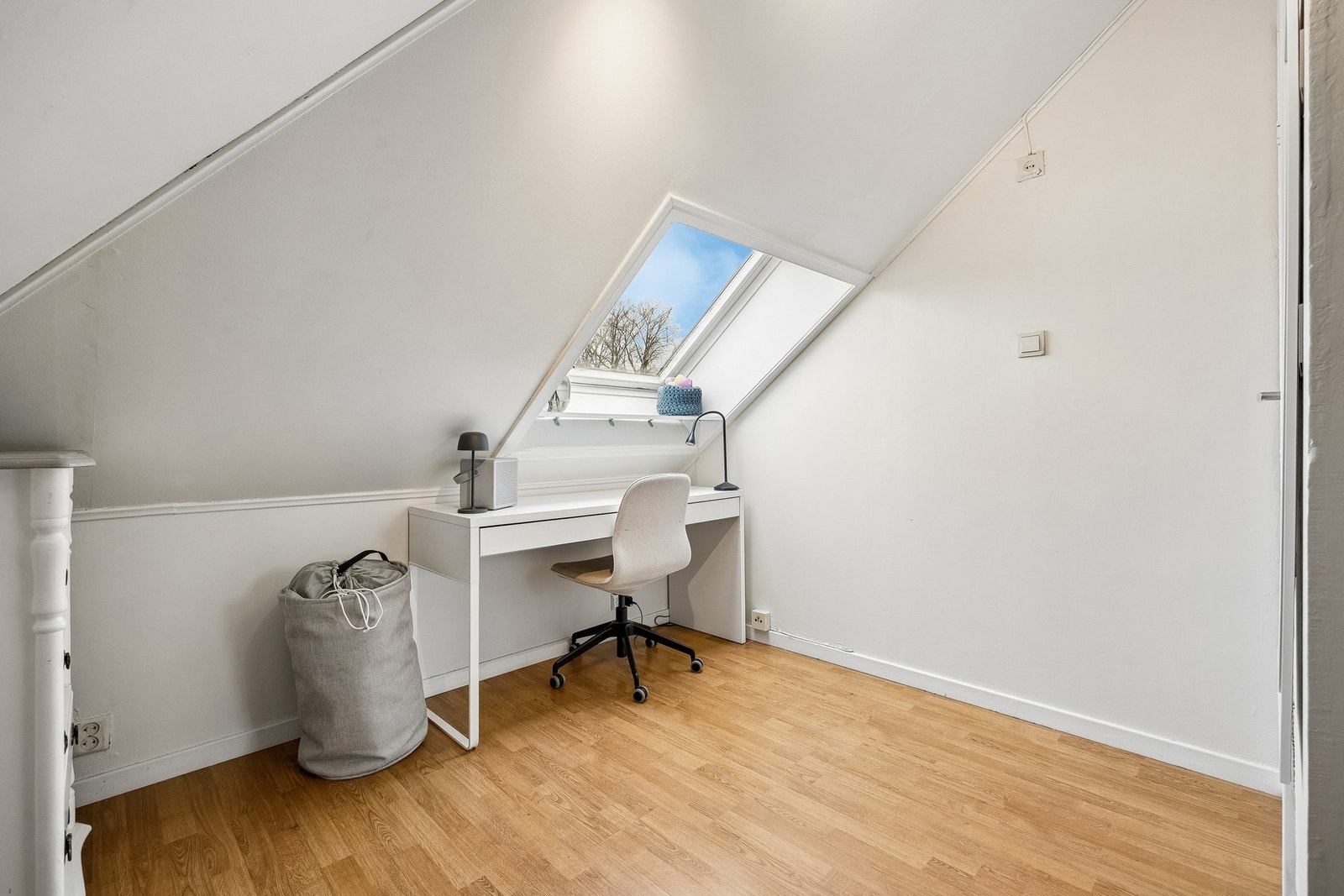Lyst soverom med takvindu som slipper inn rikelig med naturlig lys Galleribilde