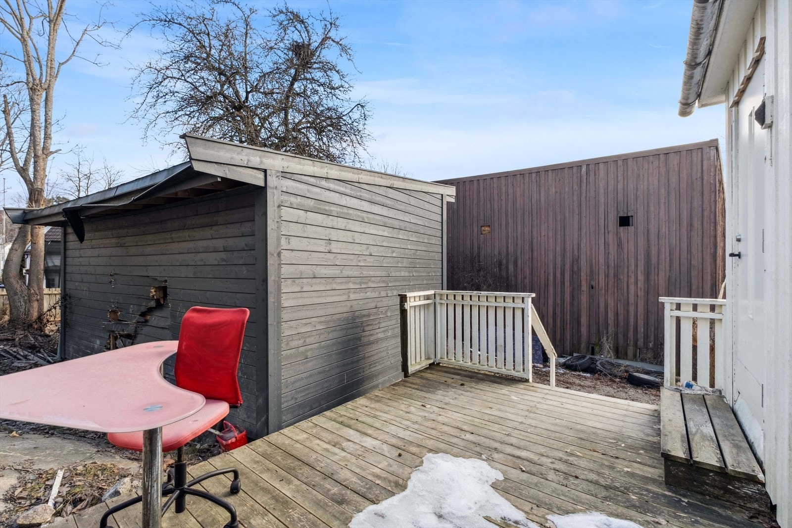 Tomten er dels skrånende med flate partier ved gårdsplass og på fremsiden av hagen. Adkomst og gårdsplass er gruset, og det er opparbeidet med diverse støttemurer og plattinger i tre. Galleribilde