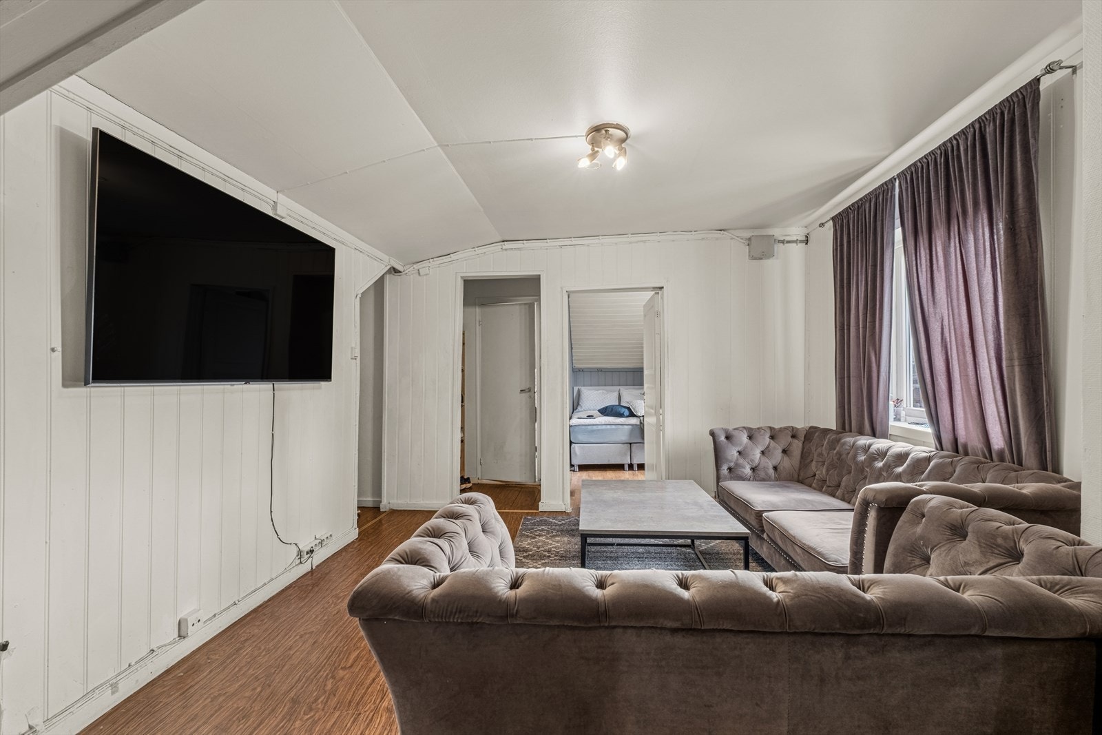 Stuen har plass til å innrede med stor sofagruppe og TV. Galleribilde