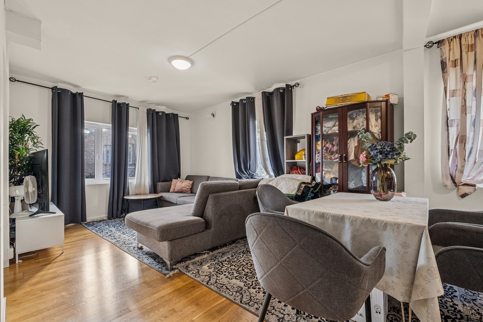 Stuen har parkett på gulvet og med god plass til en romslig sofagruppe. Galleribilde