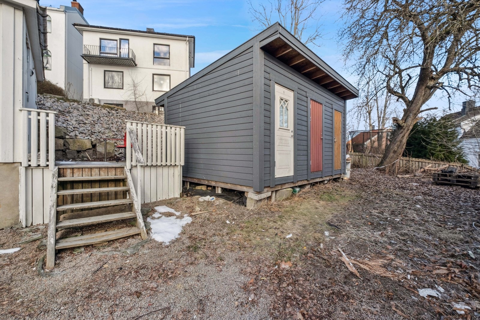 Frittstående bod fra 2021 på 20 m², fordelt på tre separate rom for lagring. Boden er ikke godkjent, se mer pkt. ferdigattest. Galleribilde
