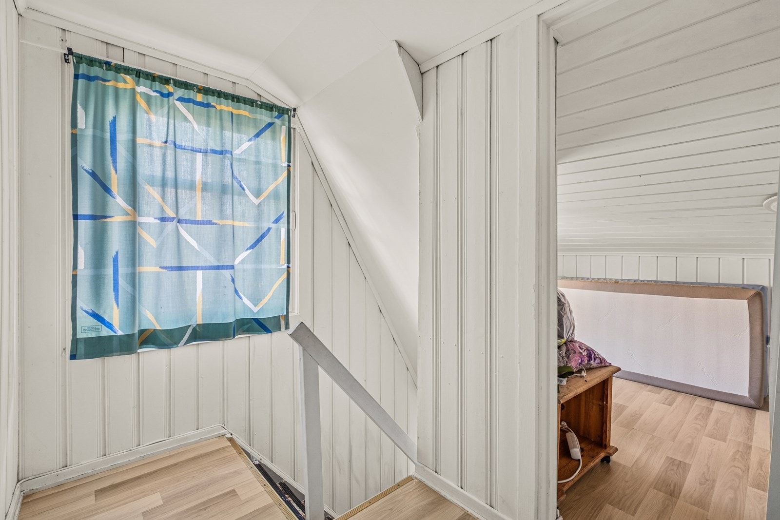 Innvendig tretrapp med belegg på trinnene fører opp til loftetasjen i annekset. Galleribilde