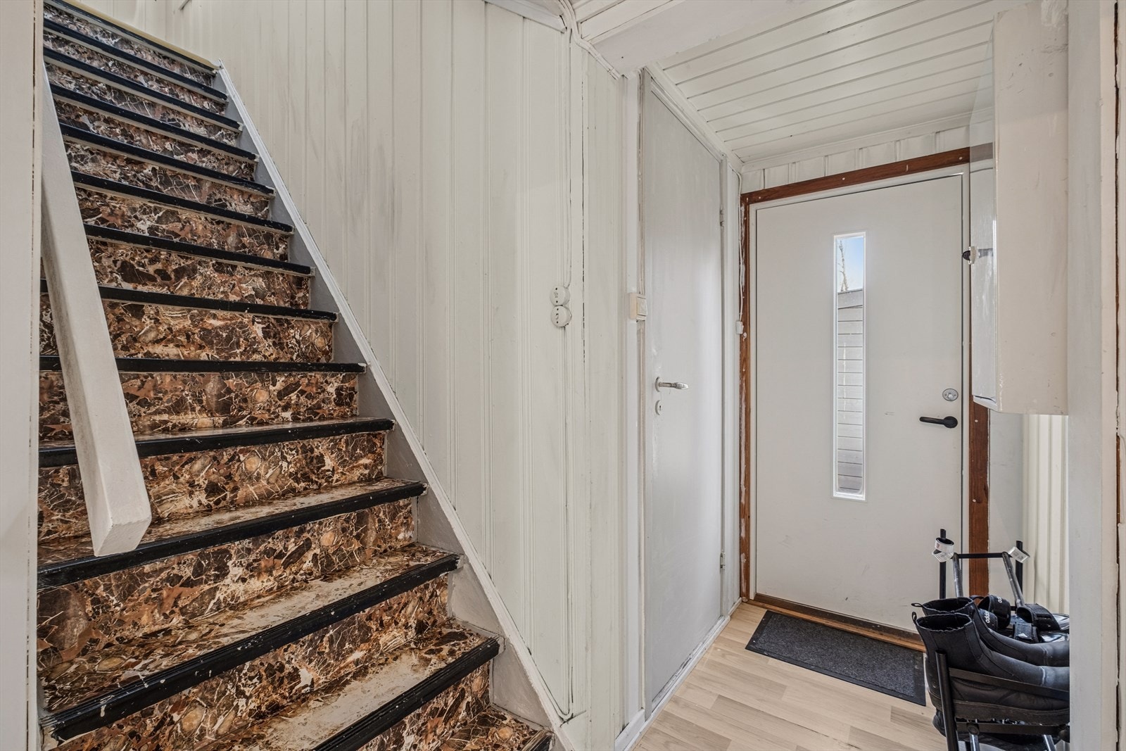 Inngangsparti med trapp opp til boligens 2. etasje. Tilbygget er ikke godkjent, se mer pkt. ferdigattest. Galleribilde