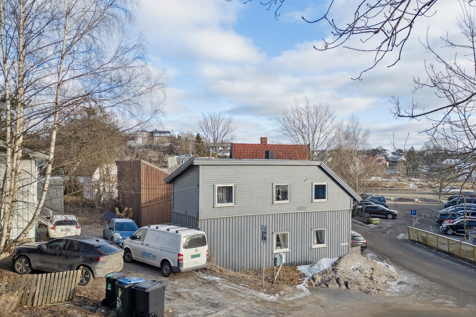 Eiendommen har en beliggenheten som er praktisk med kort vei til Fredrikstad stasjon, Torvbyen og byens øvrige fasiliteter. Galleribilde