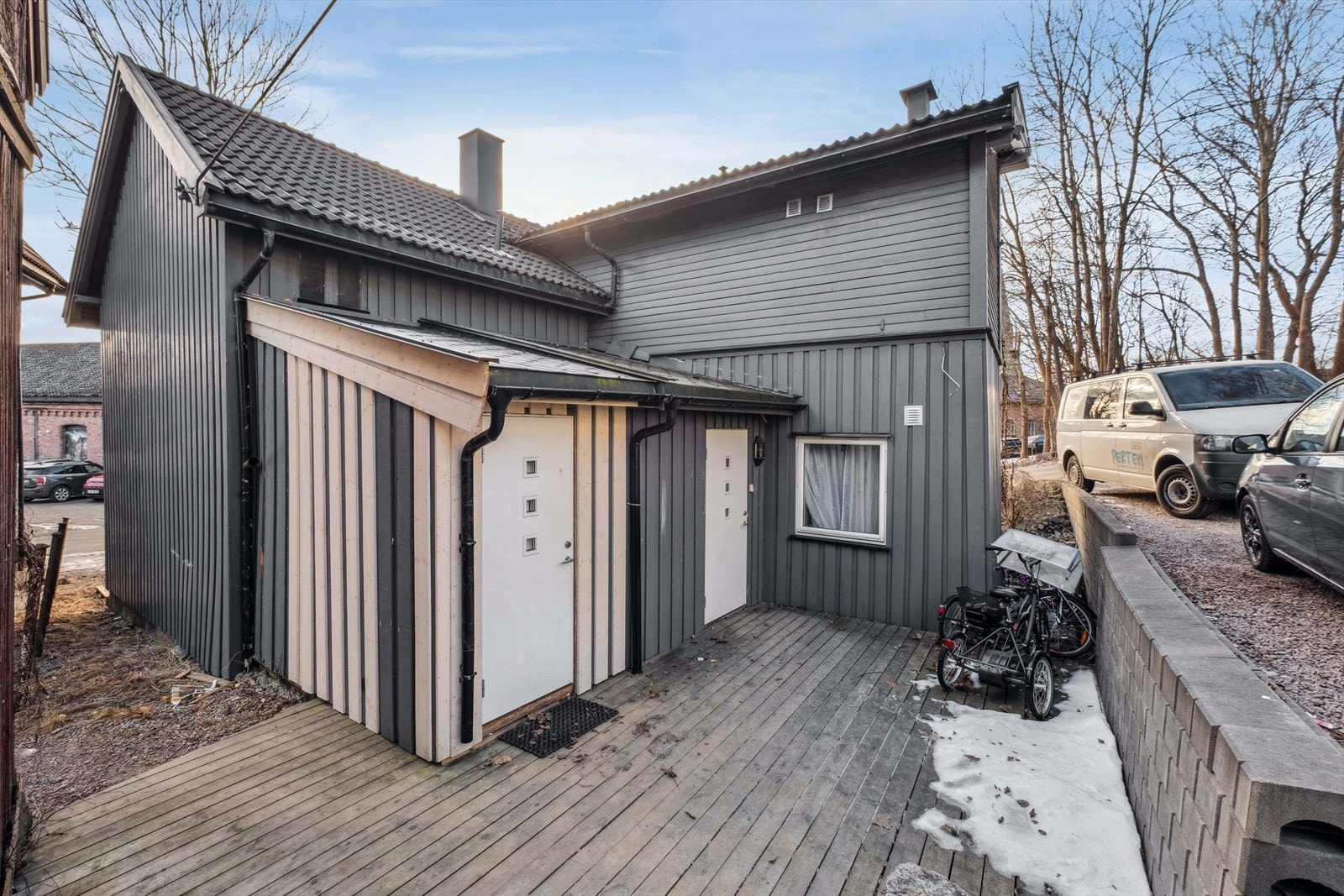 Hovedhuset har separate innganger til hver etasje. Verken tilbygg eller boenhet i 2. etasje er godkjent, se mer pkt. ferdigattest. Galleribilde